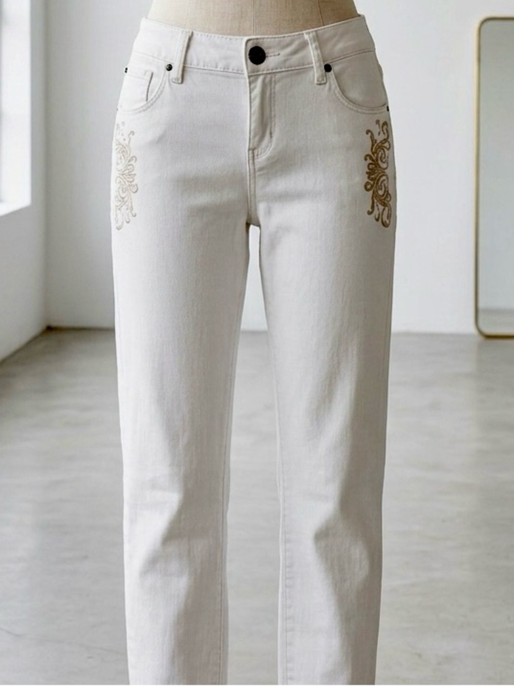 Guess| Y2K White Denim Mid-Rise Straight-Leg Jeans w/Tan & Grey Embroidery Sz 32